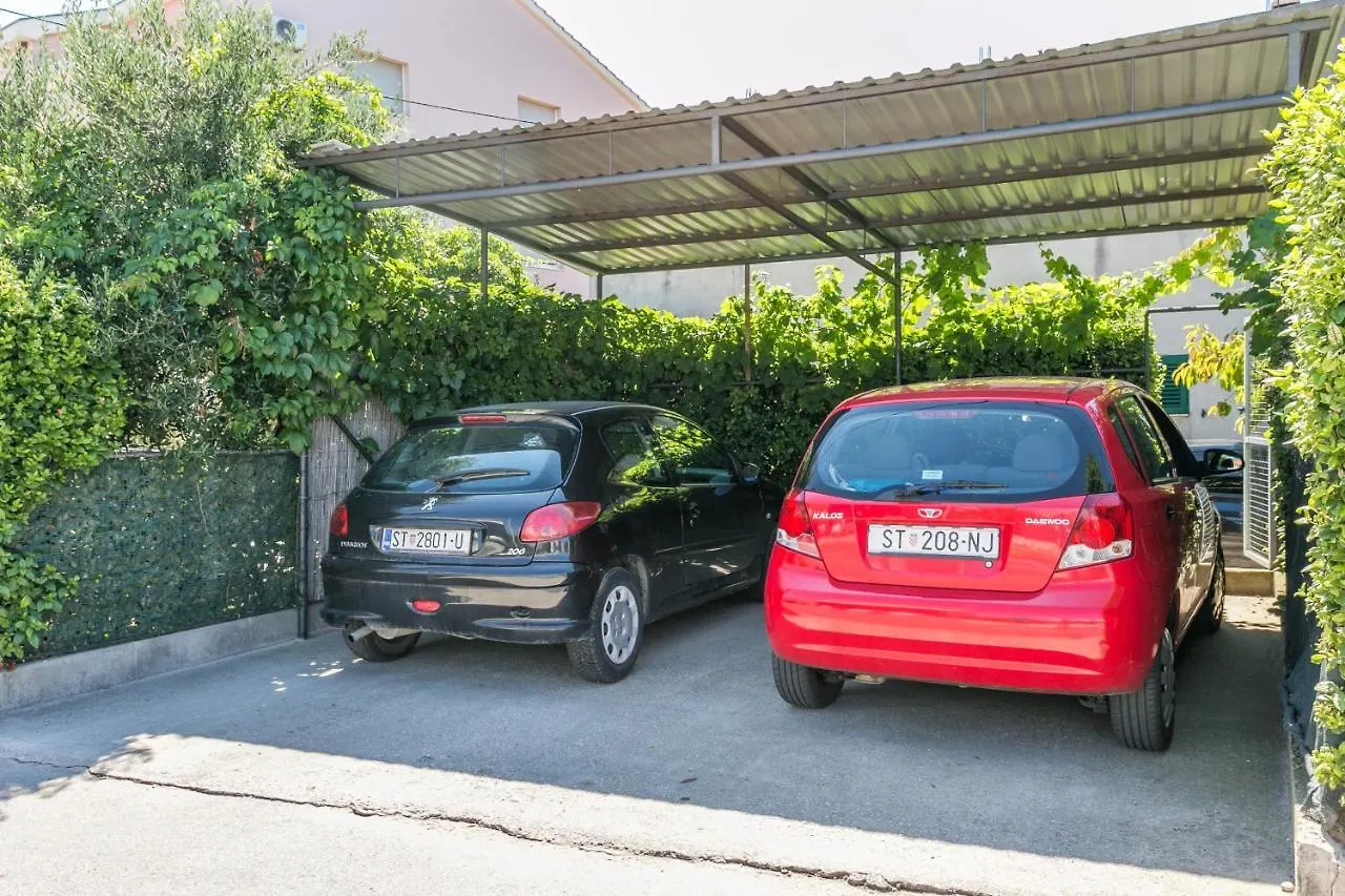 Apartments With A Parking Space Kastel Stafilic, Kastela - 20802 0*,  Croatia